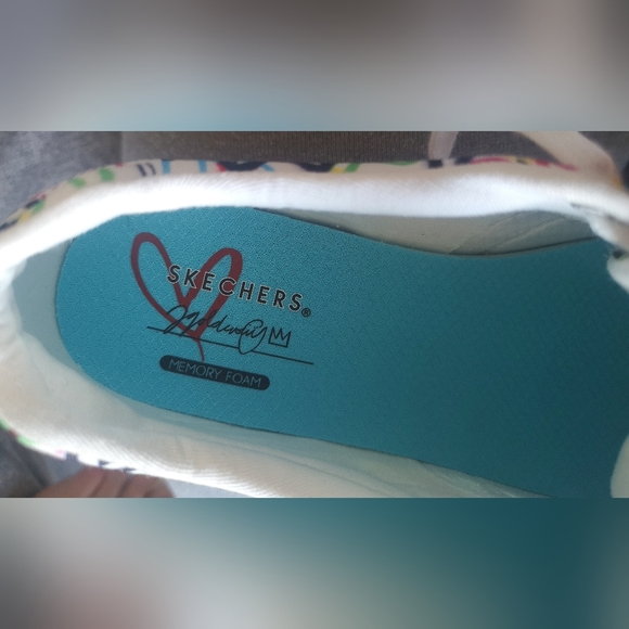 NWOT Skechers shoes with hearts - Picture 10 of 11